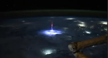 Спрайт, но не напиток: астронавт NASA с орбиты сделала снимок странной красной молнии (фото)
