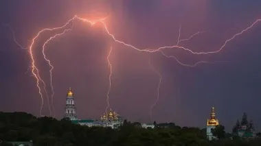 Нужно ли отключать от розетки электронику и бытовую технику во время грозы: ответ экспертов