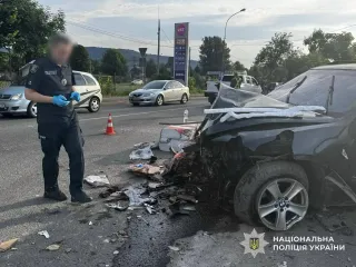 На Закарпатье нетрезвая водитель BMW протаранила блокпост: погиб военный (фото)