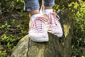 Як прибрати неприємний запах з взуття в домашніх умовах: знадобиться один копійчаний засіб