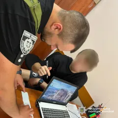Грозит штраф 42,5 тыс: отец посадил 8-летнюю дочь за руль и похвастался нарушением закона