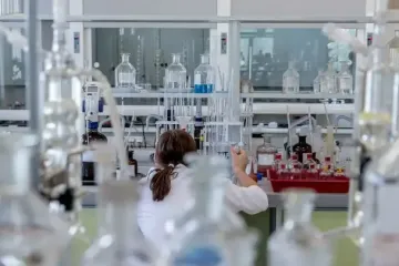 У спермі та фолікулярній рідині виявили часточки мікропластику - дослідження