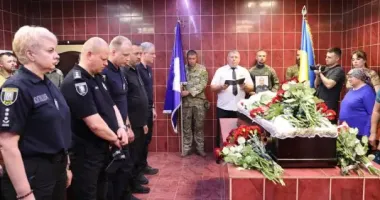 Загинув під мінометним вогнем: у Києві попрощалися з поліцейським Миколою Гришковим