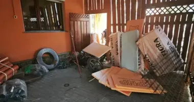 На Закарпатті мотоцикліст на швидкості влетів у магазин: байкер помер