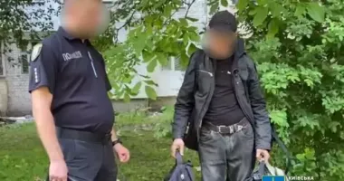 У Києві чоловік вкрав речі рятувальника під час ракетної атаки РФ