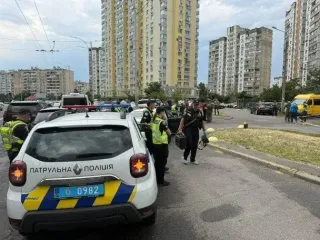 В Киеве неизвестный застрелил мужчину в авто: полиция расследует убийство