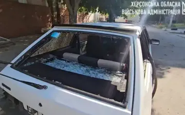Ruscists attacked civilian car with drone in Kherson: two people wounded. VIDEO