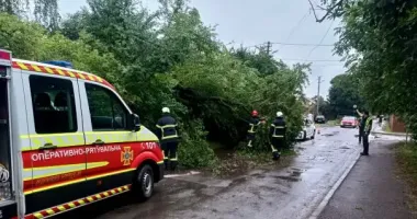 Захід країни після буревію: ДСНС оприлюднила фото руйнувань