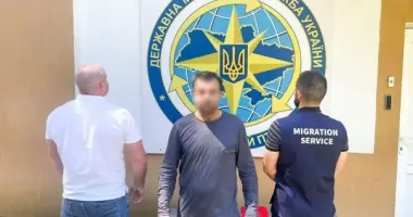 В Ровенской области депортировали азербайджанца-нелегала, который годами жил в Украине и имел судимости