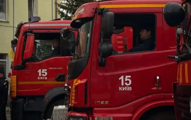 В центре Киева вспыхнул масштабный пожар: над городом виден столб дыма (видео)