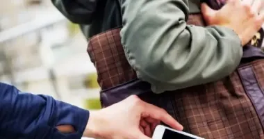 У Кривому Розі вирвали телефон з рук 18-річної дівчини