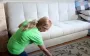Мыло, крахмал и вода: как безопасно почистить замшевый диван, не испортив его