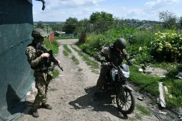 ВСУ одним ударом дрона уничтожили весь мототранспорт россиян, который те собрали для штурма (видео)
