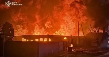 Масштабна пожежа на Київщині: через нічну атаку загорілося підприємство, постраждала жінка
