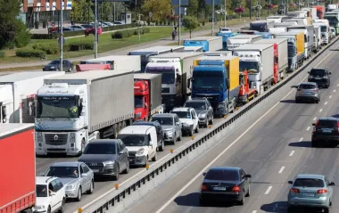У Києві та області заборонили рух фур і вантажівок: які дороги закрили й що робити водіям