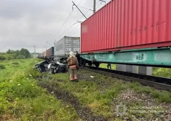 На Волыни грузовой поезд сбил авто, есть погибший (фото)