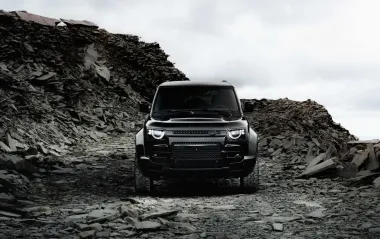 В таинственном цвете: Land Rover Defender получил самую мощную версию