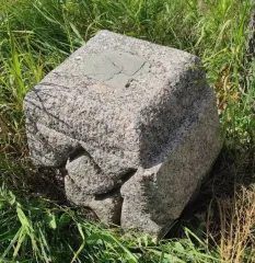 На Дніпропетровщині виявили старовинний надгробок із загадковим написом (фото)
