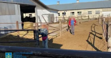 Четверо жителів Дніпропетровщини звинувачуються в утриманні людей у трудовому рабстві