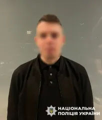 В Киеве мужчина жестоко избил девушку в подъезде и отобрал телефон: детали дела