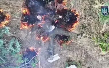 Russian soldier’s body engulfed in flames after strike by Ukrainian attack drone. VIDEO