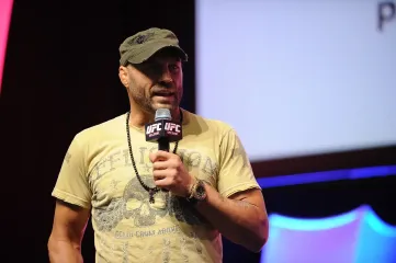 Ожоги и травмы: легенду UFC доставили в больницу на вертолете после ДТП