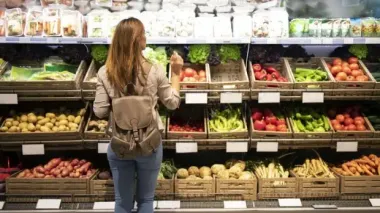 Вже не б'ють по гаманцю: частина продуктів стрімко дешевшає - на чому можна заощадити