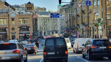 Атака на Киев: в столице перекрыли движение транспорта, появился список улиц и маршрутов