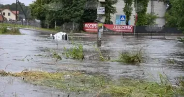 У Львові стоянка пішла під воду через сильну зливу