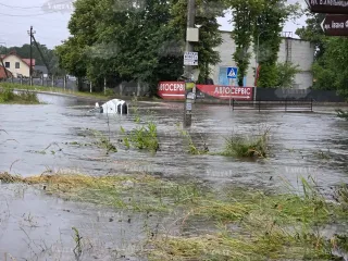 Тонули и переворачивались машины: Львов ушел под воду из-за сильного ливня (видео)
