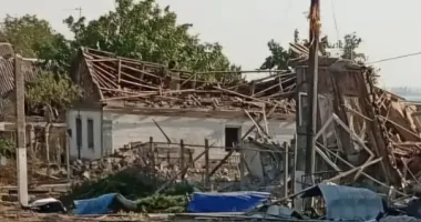 Окупанти вдарили авіабомбою по Дніпропетровщині: постраждали мирні жителі, є руйнування