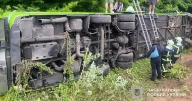 Внаслідок ДТП перекинувся рейсовий автобус Львів-Прага: пасажирів госпіталізували