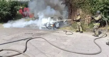 В Никополе из-за удара дрона загорелось легковое авто: фото с места происшествия