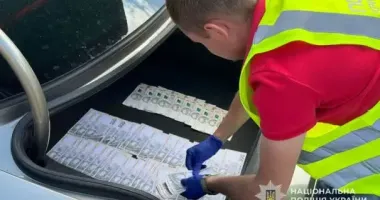 На Тернопільщині затримали посадовця, який вимагав у підприємця понад 1000 доларів