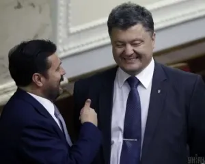 Порошенко піариться на бюджетній дорозі, розбитій фурами його заводу - експерт