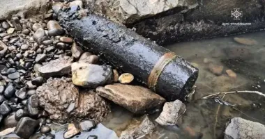 На Прикарпатті на березі річки знайшли артилерійський снаряд