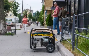 У п’яти областях України перебої зі світлом через негоду: коли його повернуть