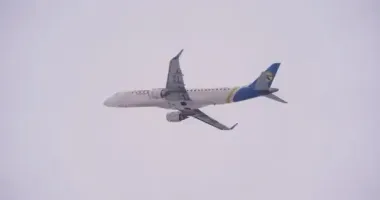 У небі над Києвом помітили невідомий літак