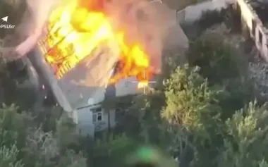 Building sheltering Russian soldiers ablaze in South Slobozhanskyi direction. VIDEO