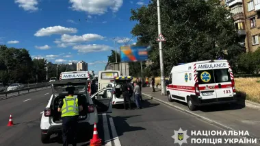 У Києві маршрутка врізалась у вантажівку: 9 постраждалих, серед них неповнолітня