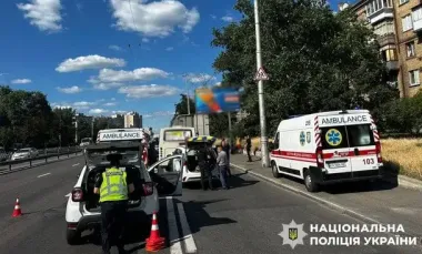 В Киеве маршрутка вызвала ДТП — пострадали пассажиры (фото)