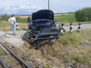 Водитель Tesla въехал в поезд на переезде: в Укрзализныце потролили "нарушителя" ПДД