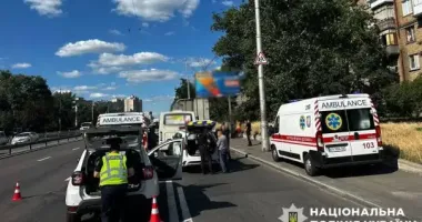 У Києві маршрутка влетіла у вантажівку: серед постраждалих підліток
