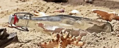 На березі моря виявили пляшку з посланням, яке сколихнуло соцмережі (фото)