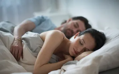 Как комфортно спать во время летней жары: 5 проверенных способов, которые действительно работают