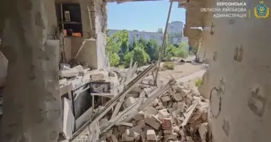 Росіяни вдарили з артилерії по багатоповерхівці в Херсоні: поранені мирні жителі