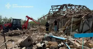 Оккупанты сбросили авиабомбы на село на Днепропетровщине: из-под завалов деблокировали тело женщины
