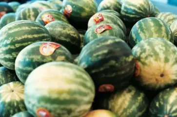 Содержат нитраты и красители: как распознать арбуз, который опасен для здоровья