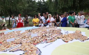 На Житомирщине испекли карту Украины из 1500 пирожков и установили рекорд (фото)