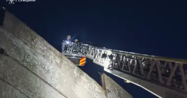 У Сумах після атаки дронів спалахнула масштабна пожежа